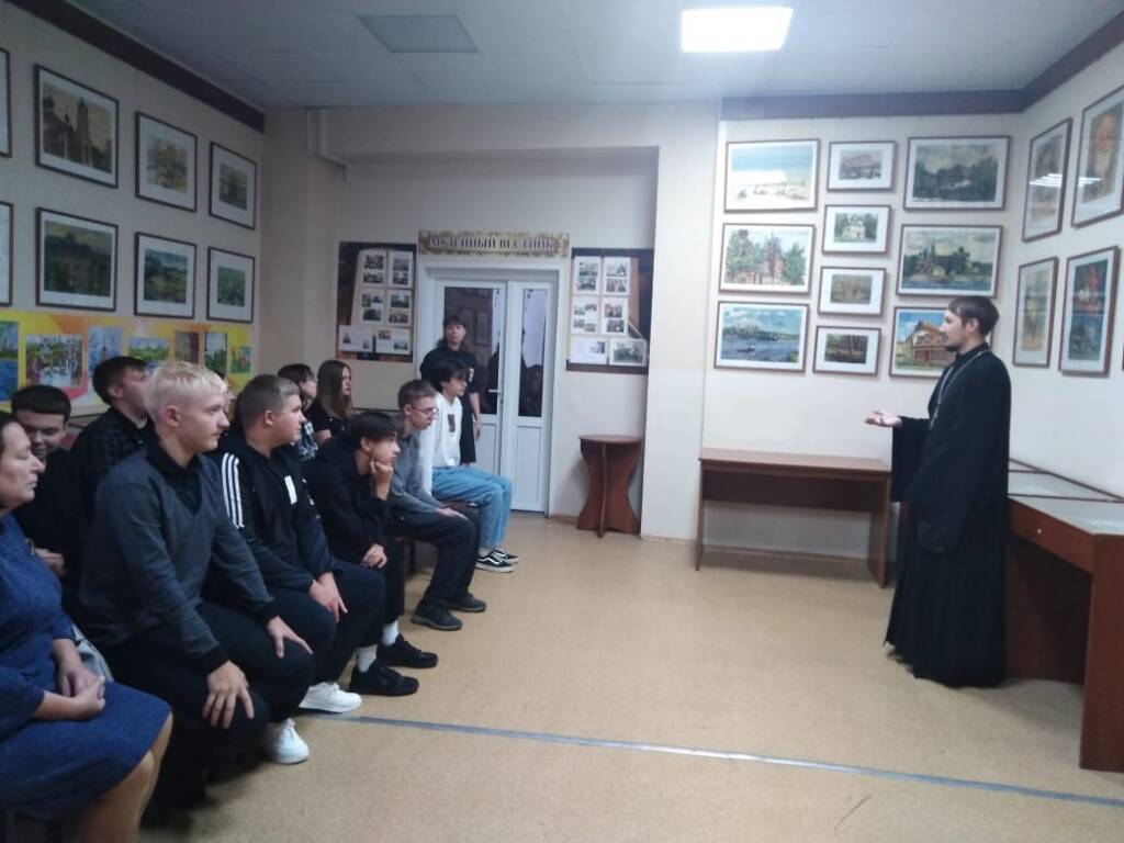 13 сентября руководитель молодежного отдела Касимовской епархии иерей Николай Пронин побывал в гостях в школе №1
