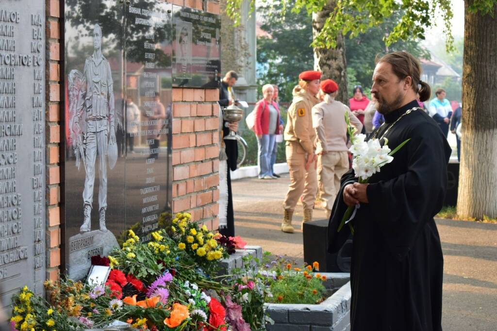 Благочинный Кадомского округа протоиерей Сергий Сорвачев совершил освящение памятной стелы в честь воинов – интернационалистов