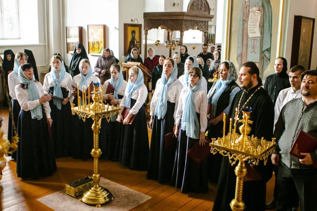 Божественная Литургия в день памяти священномученика Киприана и мученицы Иустины, в Милостиво-Богородицком женском монастыре поселка Кадом