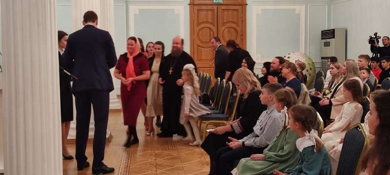 В преддверии Дня матери семья клирика епархии иерея Михаила Митрохина удостоена почетного знака «Родительская доблесть»