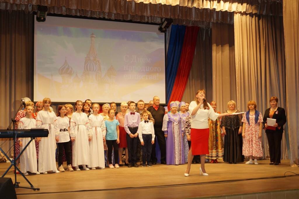 Настоятель Архангельского храма п. Ермишь, иерей Николай Антонов принял участие в концерте посвящённом Дню народного единства