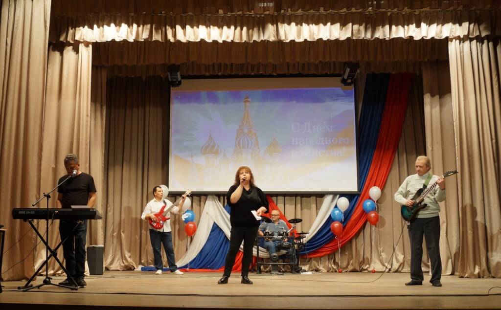 Настоятель Архангельского храма п. Ермишь, иерей Николай Антонов принял участие в концерте посвящённом Дню народного единства