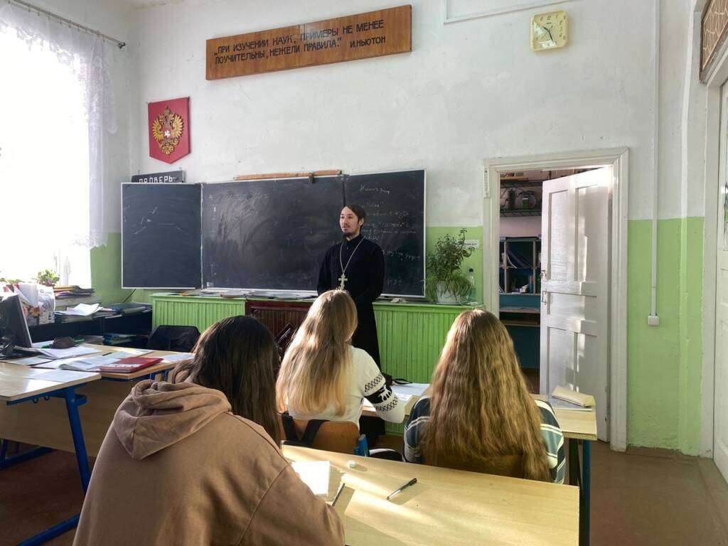 Руководитель молодёжного отдела Касимовской епархии иерей Николай Пронин посетил с духовно-просветительской беседой "Касимовский нефтегазовый колледж"