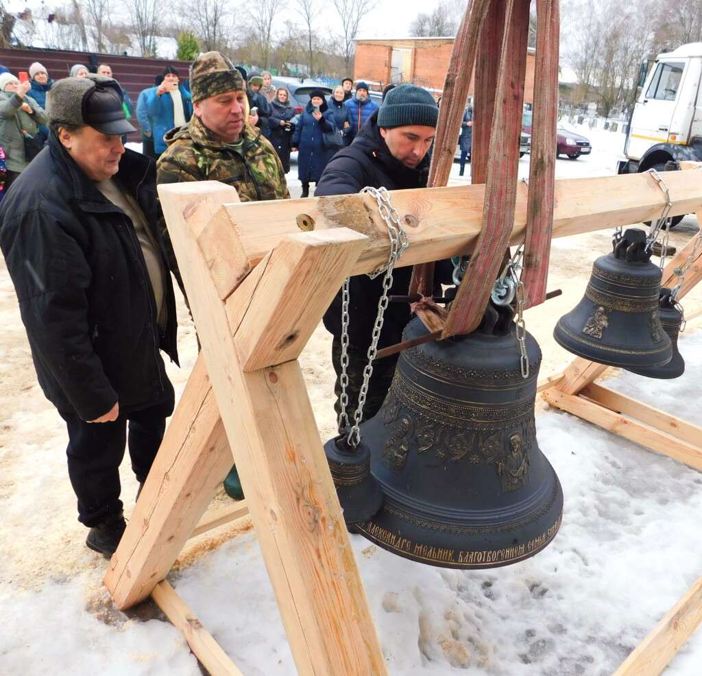 Поднятие колоколов на звонницу Никольского храма города Спас-Клепики