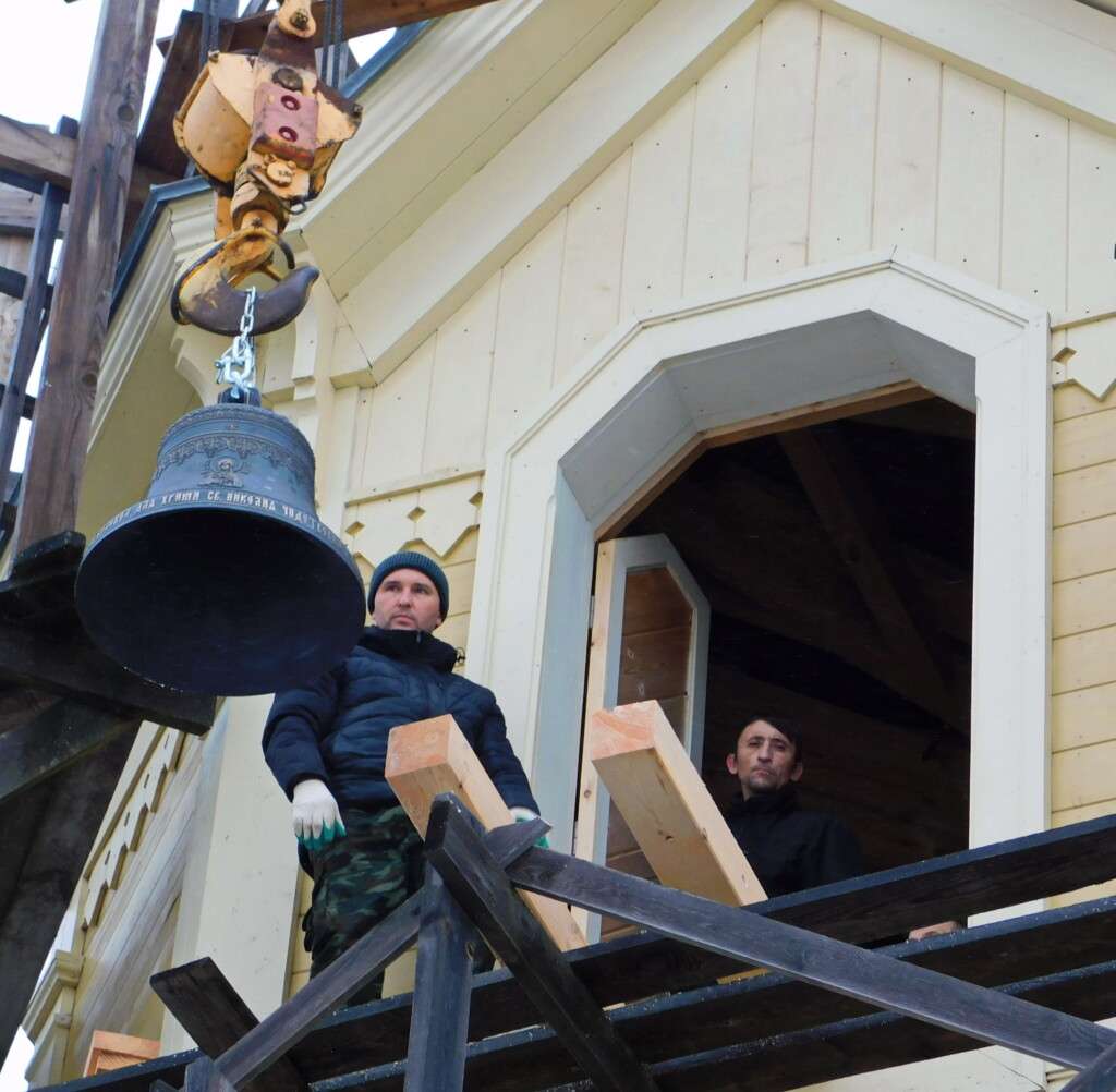 Поднятие колоколов на звонницу Никольского храма города Спас-Клепики