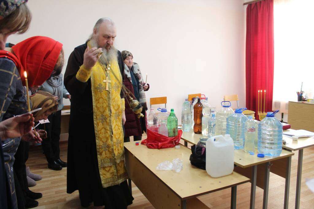 Благочинный Кустаревского округа иерей Вячеслав Пименов совершил водосвятный молебен в Демушкинской школе Сасовского района