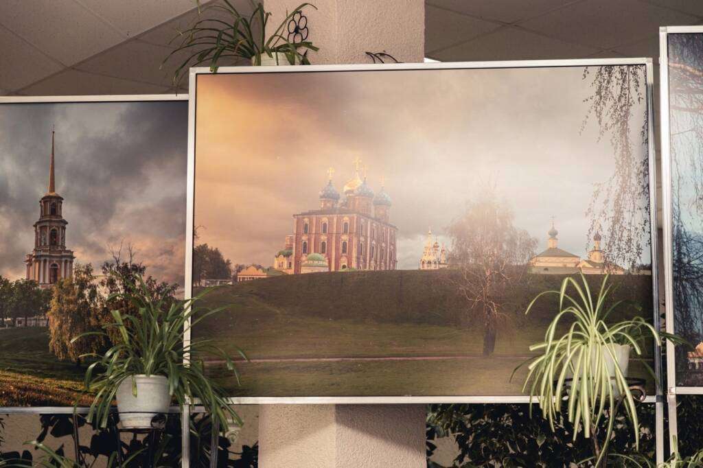 В Шилове открылась фотовыставка митрополита Рязанского и Михайловского Марка «Светопись, славящая Бога»