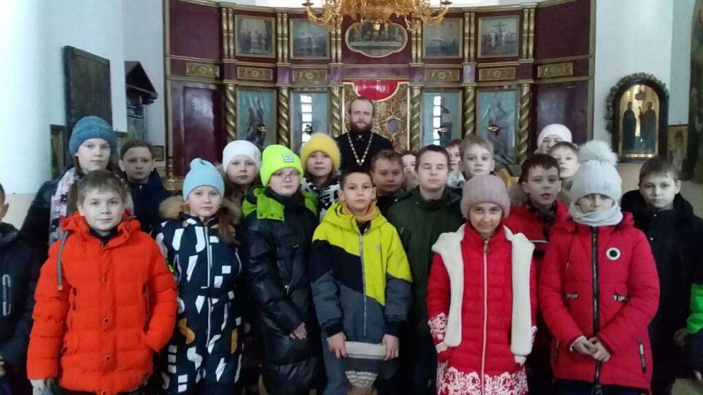 Дети из Крутоярской средней школы посетили храм Преображения Господня села Телебукино Касимовского района