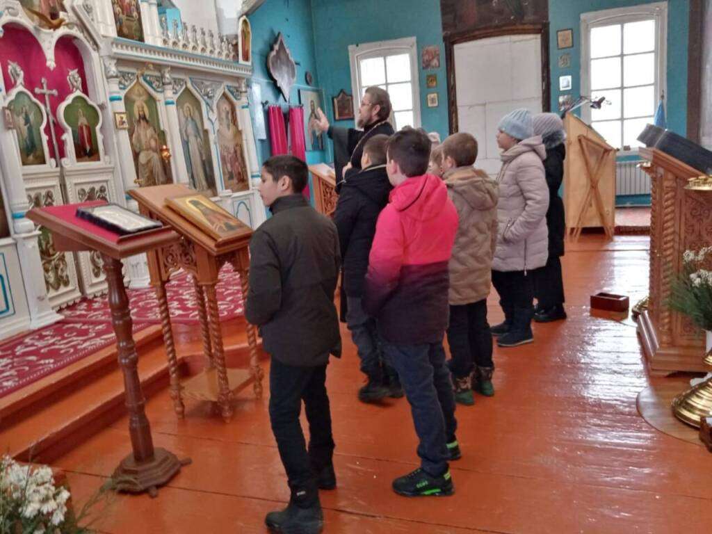 Благочинный Пителинского округа протоиерей Олег Трофимов провел экскурсию для учащихся Пителинской средней школы