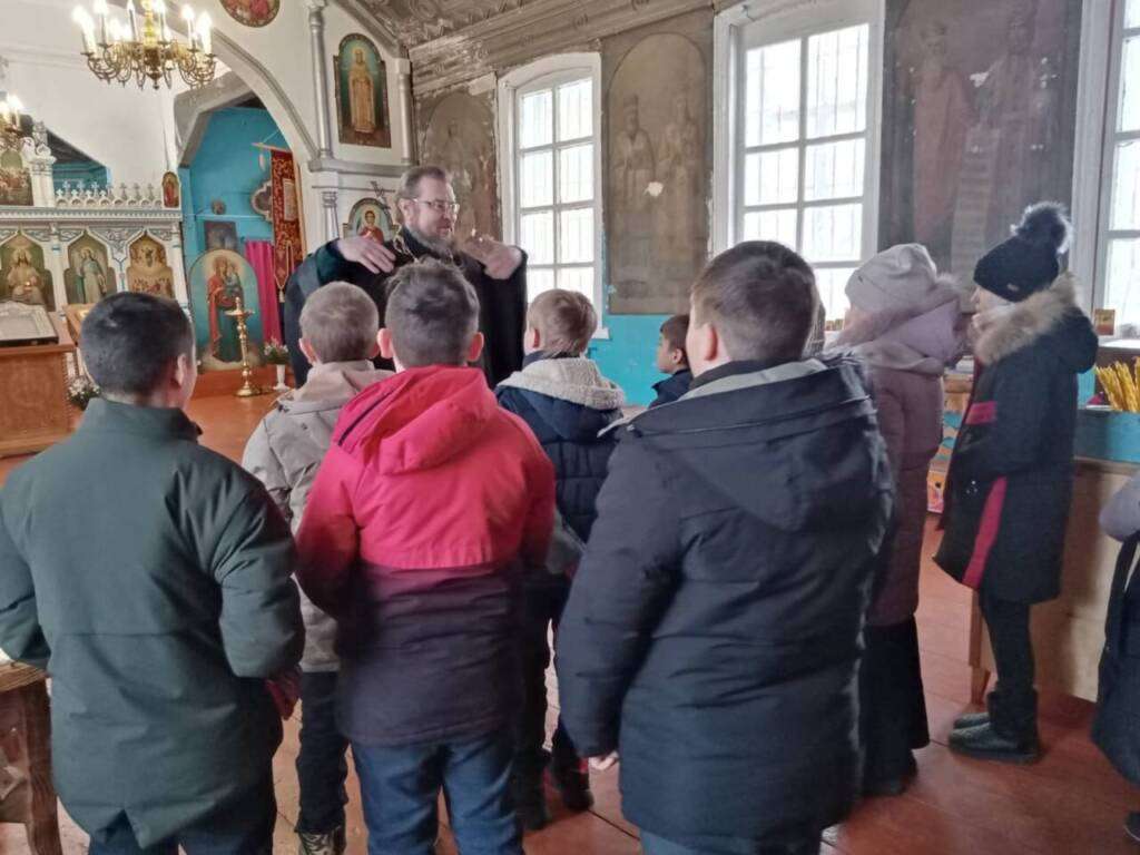 Благочинный Пителинского округа протоиерей Олег Трофимов провел экскурсию для учащихся Пителинской средней школы