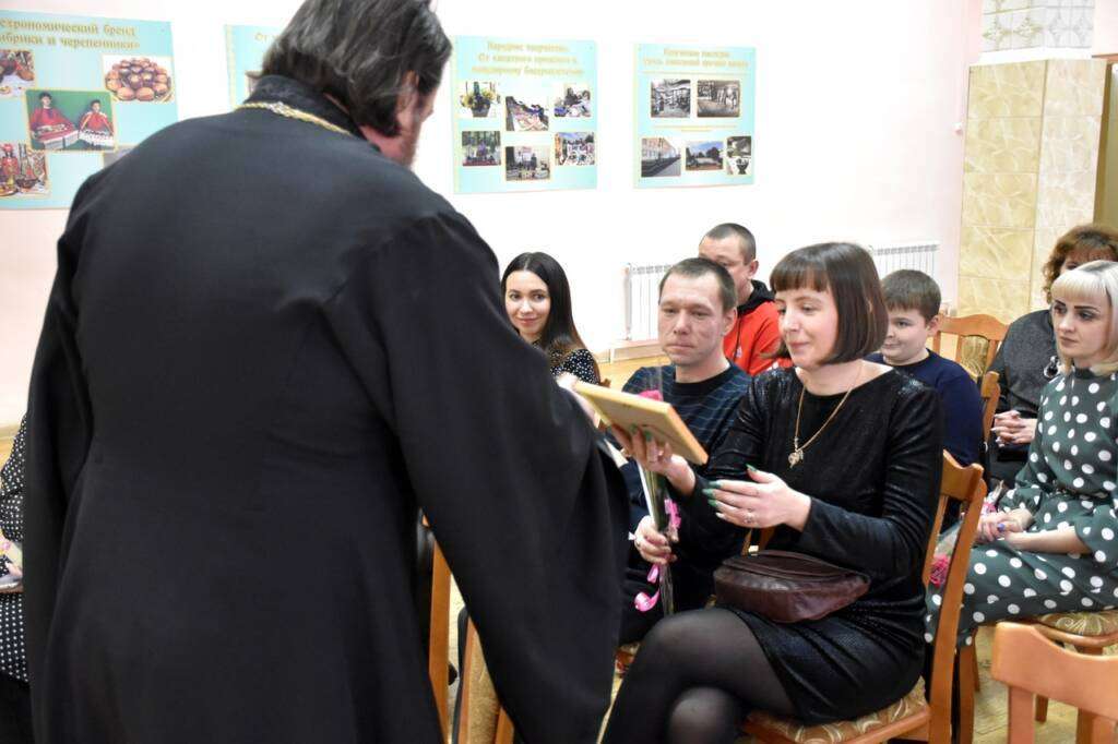 Благочинный Сасовского округа протоиерей Николай Бабачук принял участие в церемонии вручения свидетельств на соцвыплаты на улучшение жилищных условий молодых семей города Сасова