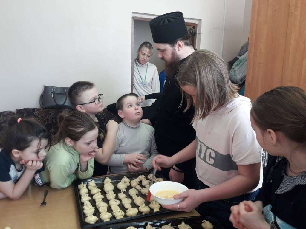 Учащиеся Лашманской школы и настоятель Архиерейского подворья иеромонах Савва (Максименков) посетили дом-интернат