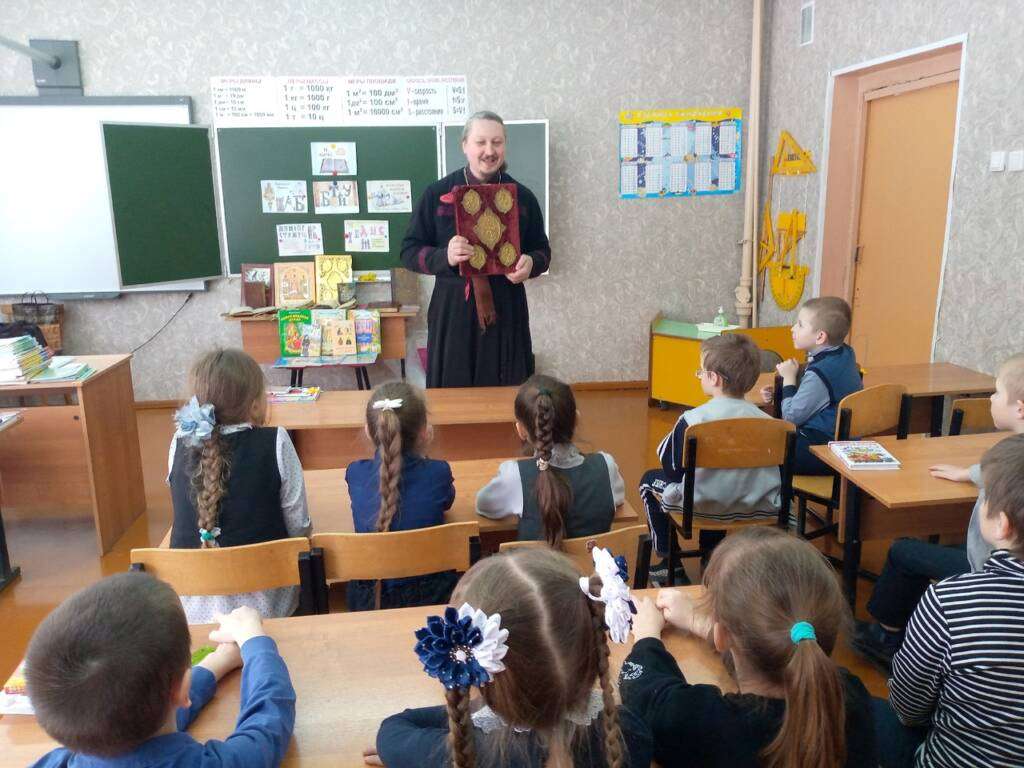 В объединении «Живое слово» Болоньской СОШ прошли уроки, посвящённые Дню православной книги