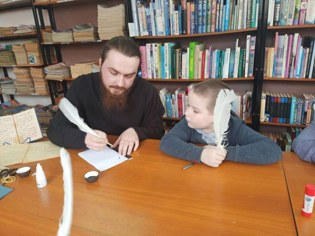 В Лашманской библиотеке для учащихся 2 класса прошел час духовности «Есть чудо на земле с названием дивным – книга»