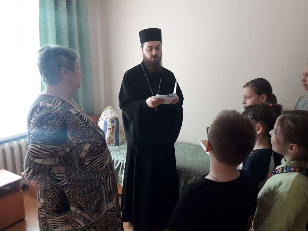 Учащиеся Лашманской школы и настоятель Архиерейского подворья иеромонах Савва (Максименков) посетили дом-интернат