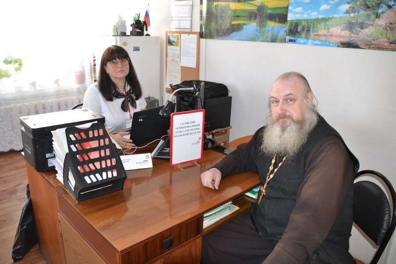 Благочинный Кустарёвского округа иерей Вячеслав Пименов принял участие в работе выездного Многофункционального семейного центра