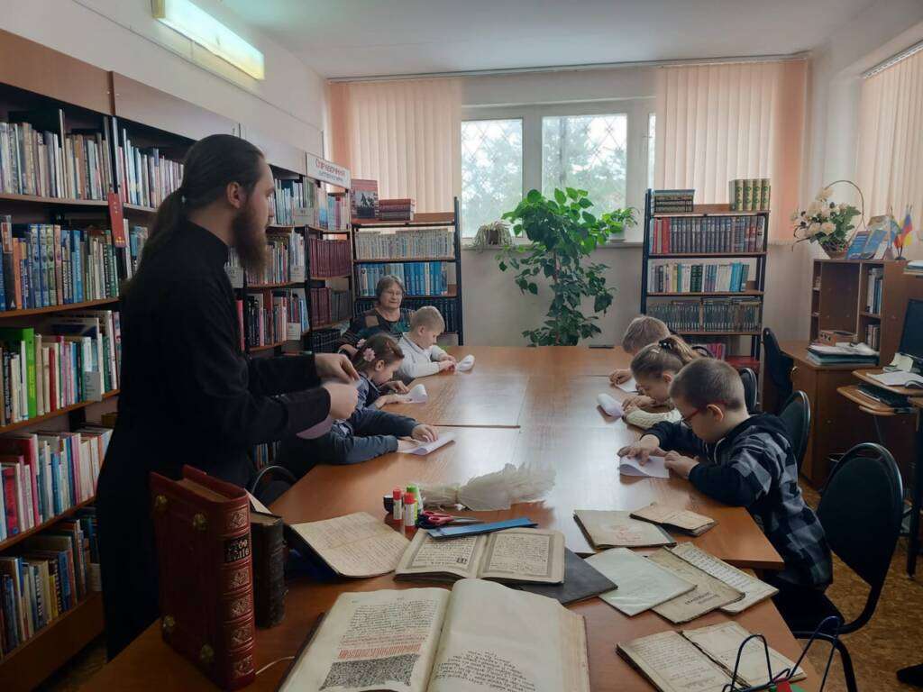 В Лашманской библиотеке для учащихся 2 класса прошел час духовности «Есть чудо на земле с названием дивным – книга»