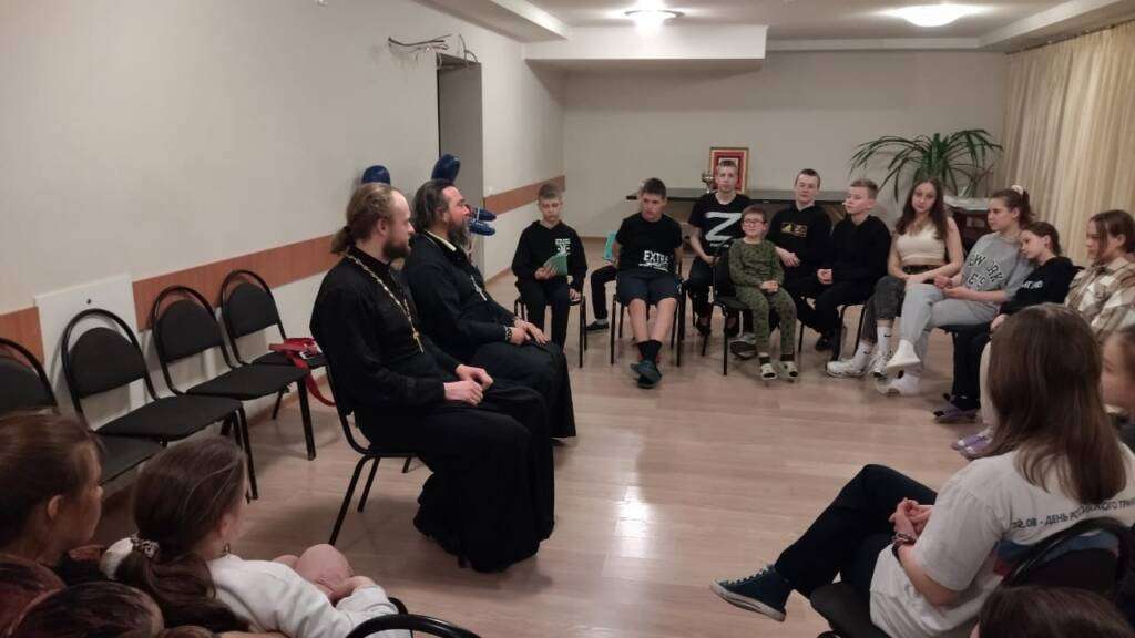 Представители миссионерского отдела Касимовской епархии провели беседу в формате "вопрос-ответ" с участниками молодёжного слёта в посёлке Сынтул