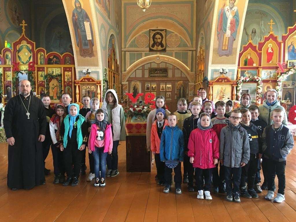 Протоиерей Николай Соколов провел экскурсию по храму для учащихся Инякинской СОШ.