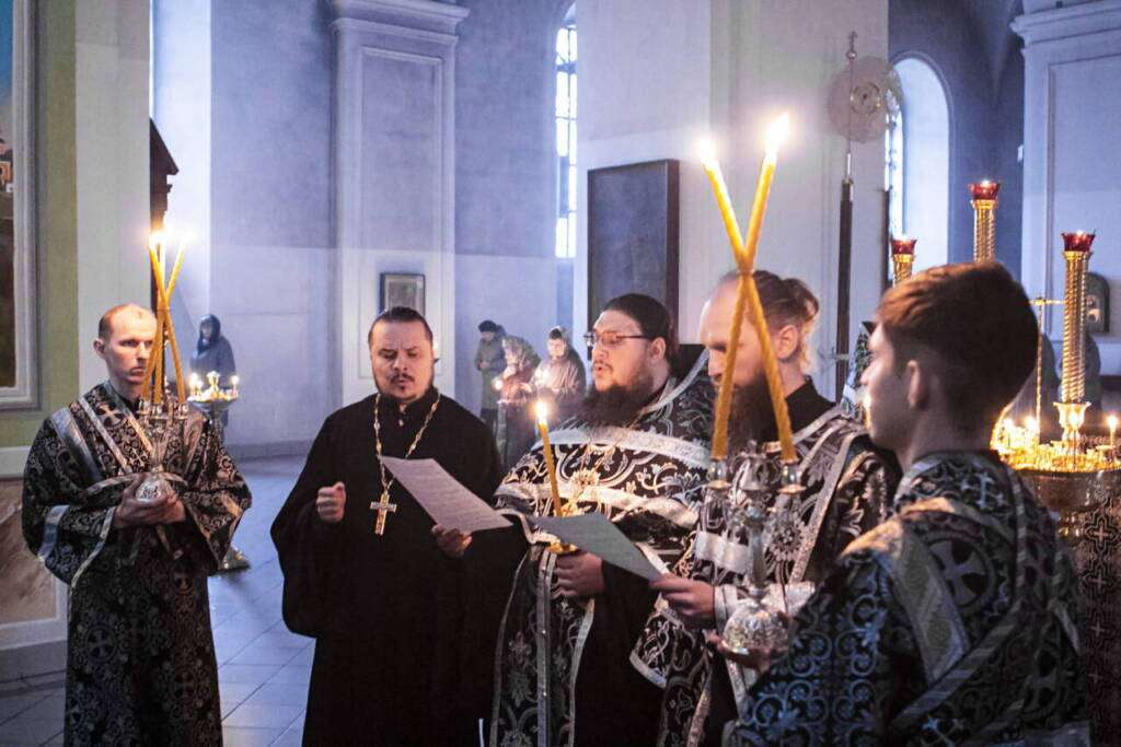 Вечернее богослужение с чтением Страстных Евангелий в Вознесенском Кафедральном соборе города Касимова