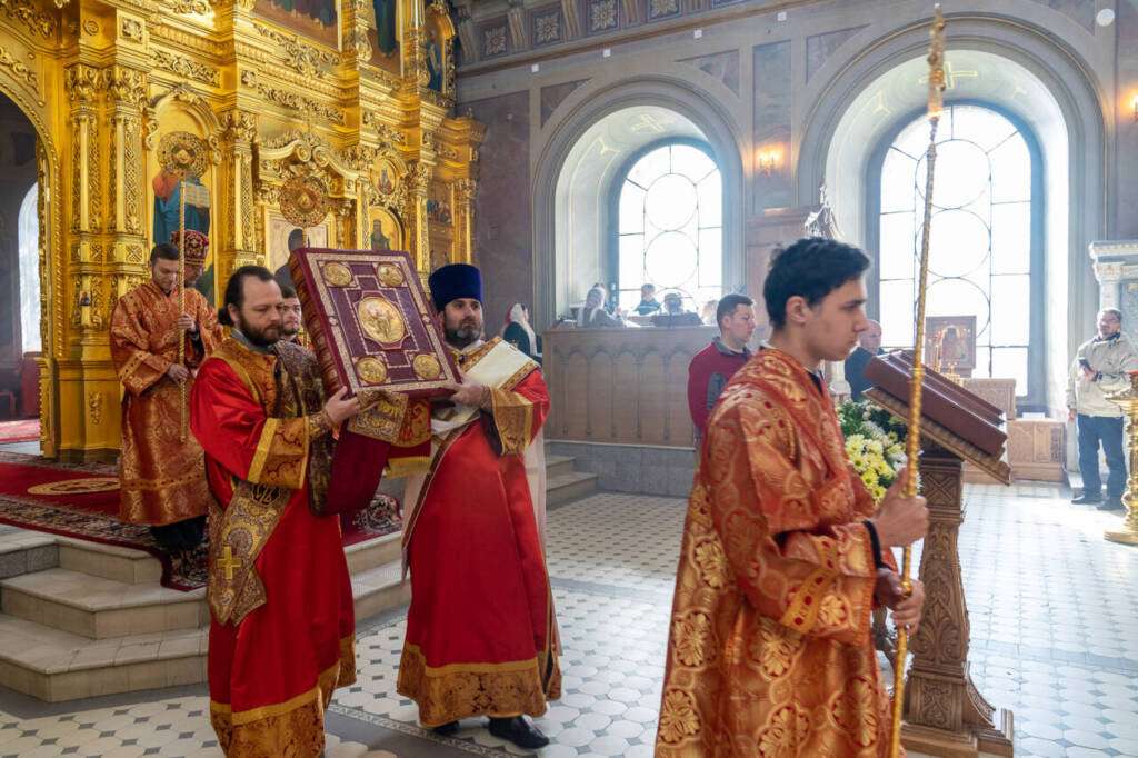 В день памяти апостола и евангелиста Марка Преосвященнейший епископ Василий сослужил Главе митрополии в Христорождественском соборе Рязанского Кремля