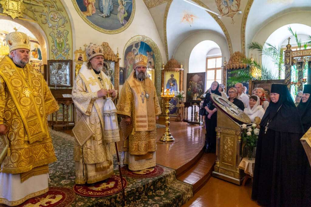 В день памяти благоверного князя Олега Рязанского Преосвященнейший епископ Василий сослужил Главе митрополии в Солотчинском монастыре