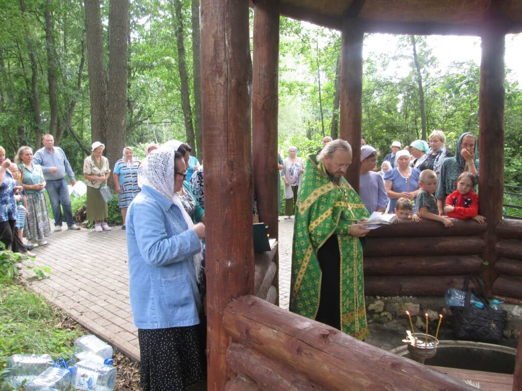 Благочинный Заокского округа иерей Алексий Заякин совершил молебен на источнике в деревне Сергиевка 2  Шиловского района