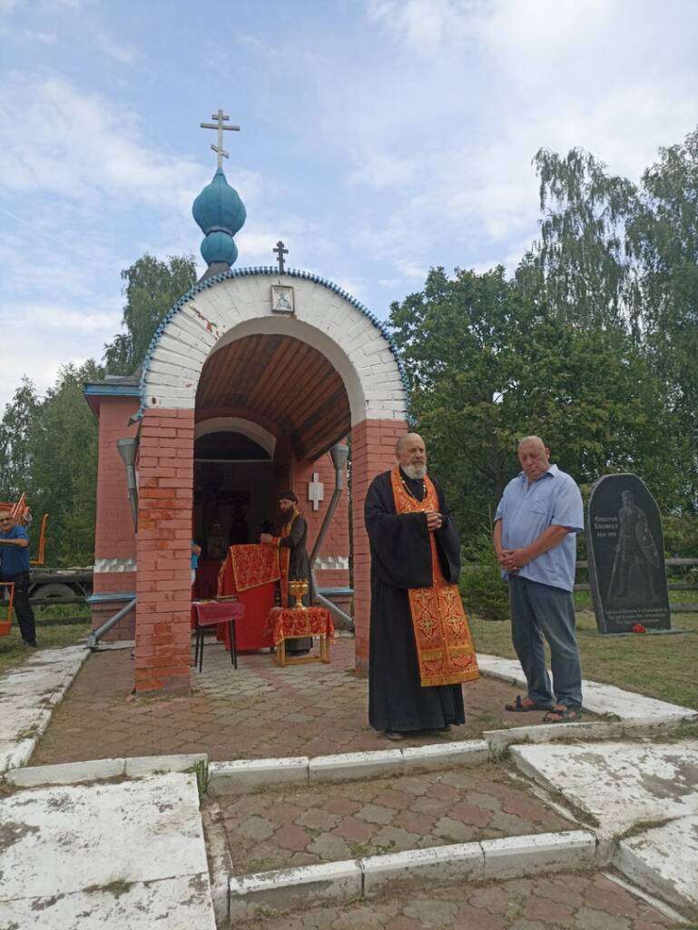 В деревне Фролово Шиловского района на часовне установили новый купол