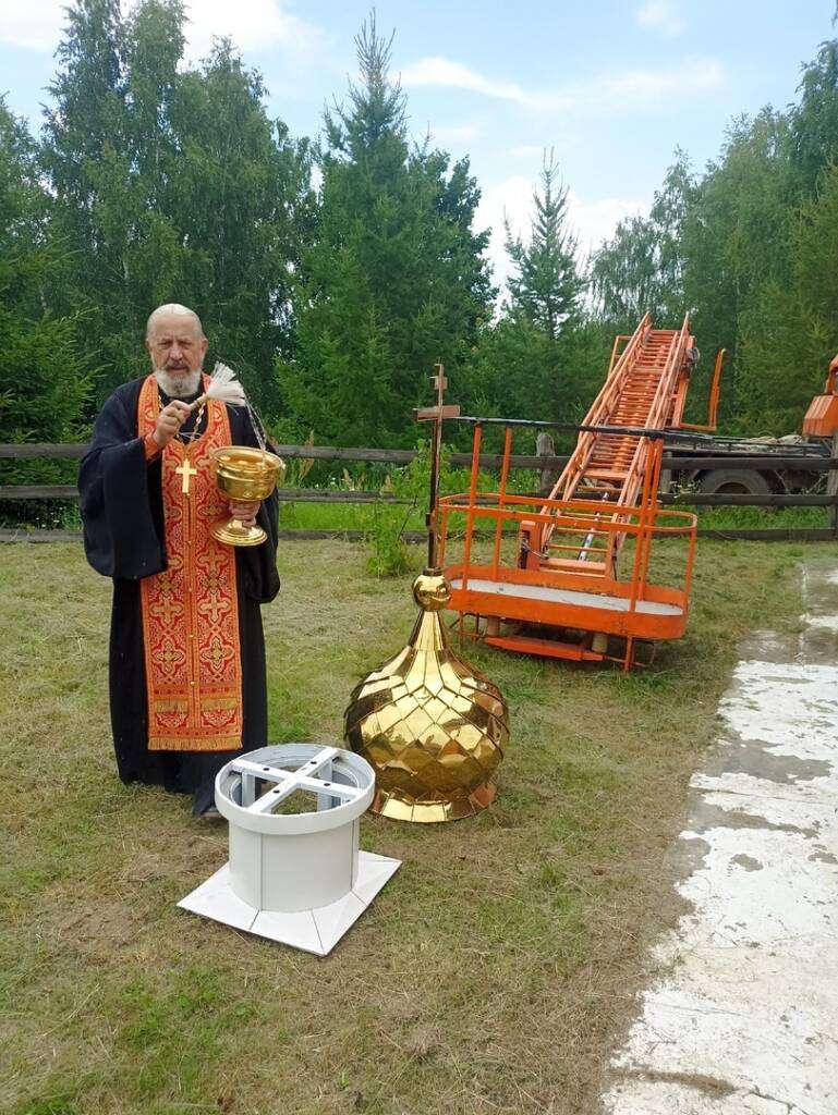 В деревне Фролово Шиловского района на часовне установили новый купол