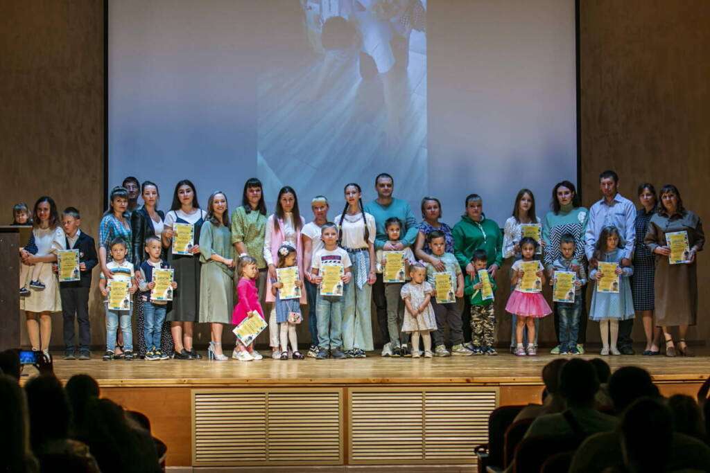 В центре культурного развития  г. Касимова прошёл праздничный концерт "Семья-России колыбель", посвящённый Дню семьи любви и верности