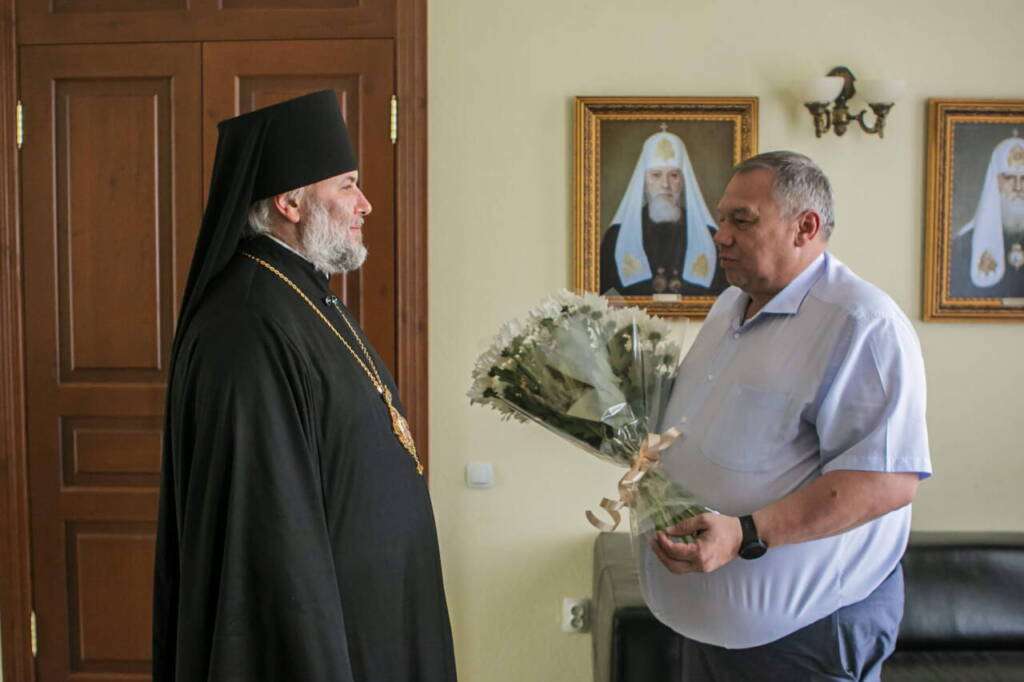 Представители администрации г. Касимова и района поздравили епископа Василия с Днем небесного покровителя.