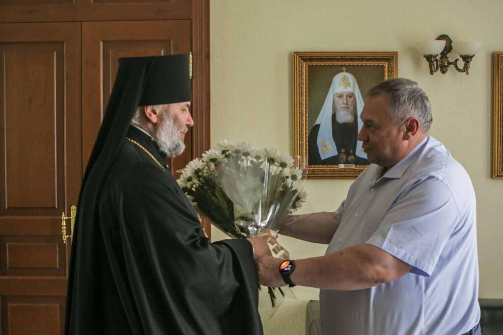 Представители администрации г. Касимова и района поздравили епископа Василия с Днем небесного покровителя.