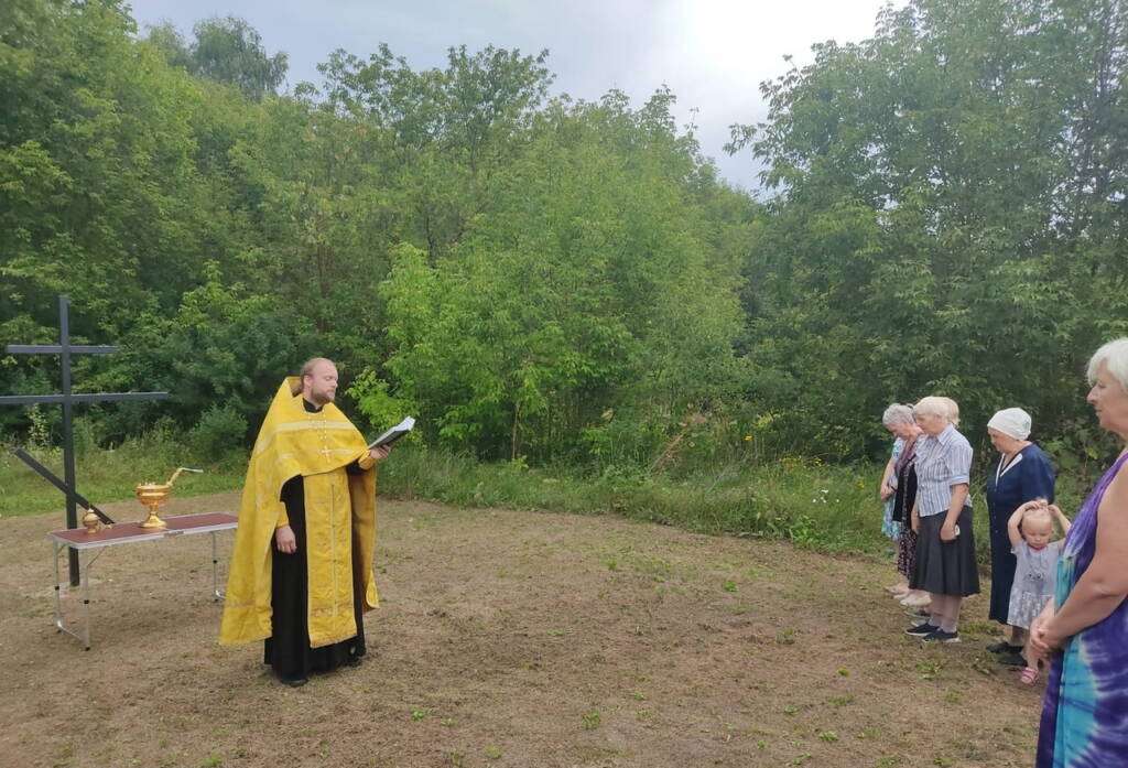 В селе Малеево Касимовского района состоялось освящение поклонного Креста на месте утраченного храма Воскресения Словущего