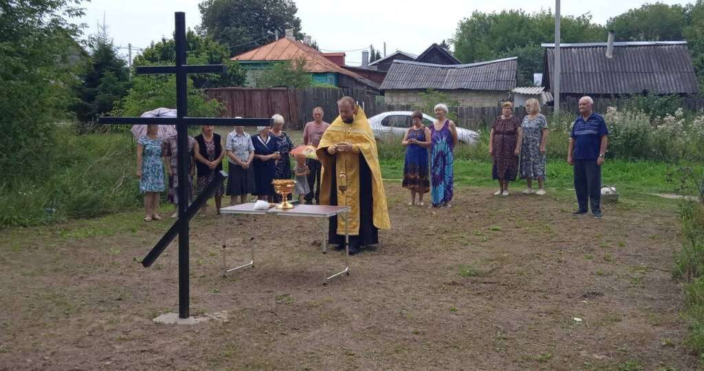 В селе Малеево Касимовского района состоялось освящение поклонного Креста на месте утраченного храма Воскресения Словущего
