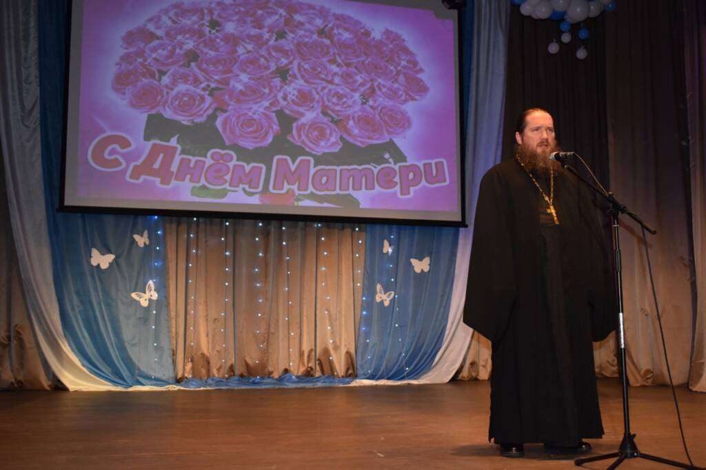 Настоятель Архангельского храма п. Ермишь иерей Николай Антонов посетил праздничный концерт, посвященный Дню матери
