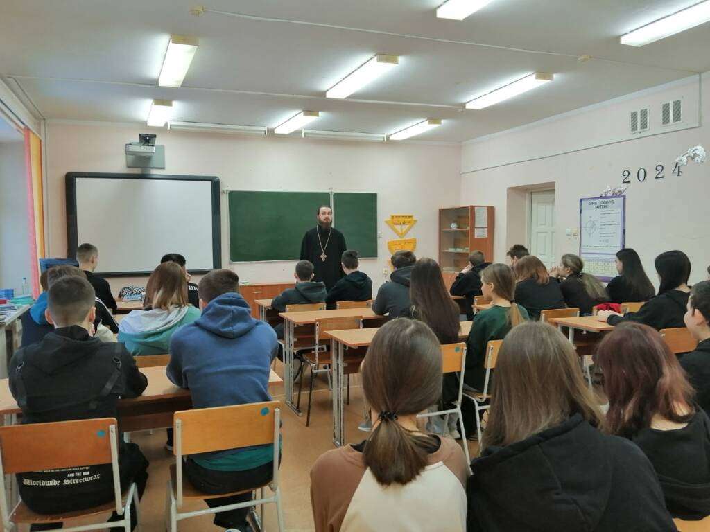Настоятель Архиерейского подворья иеромонах Савва (Максименков) провел встречу с учащихся 7-9 классов Лашманской общеобразовательной школы