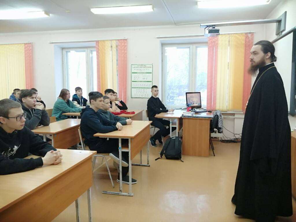 Настоятель Архиерейского подворья иеромонах Савва (Максименков) провел встречу с учащихся 7-9 классов Лашманской общеобразовательной школы