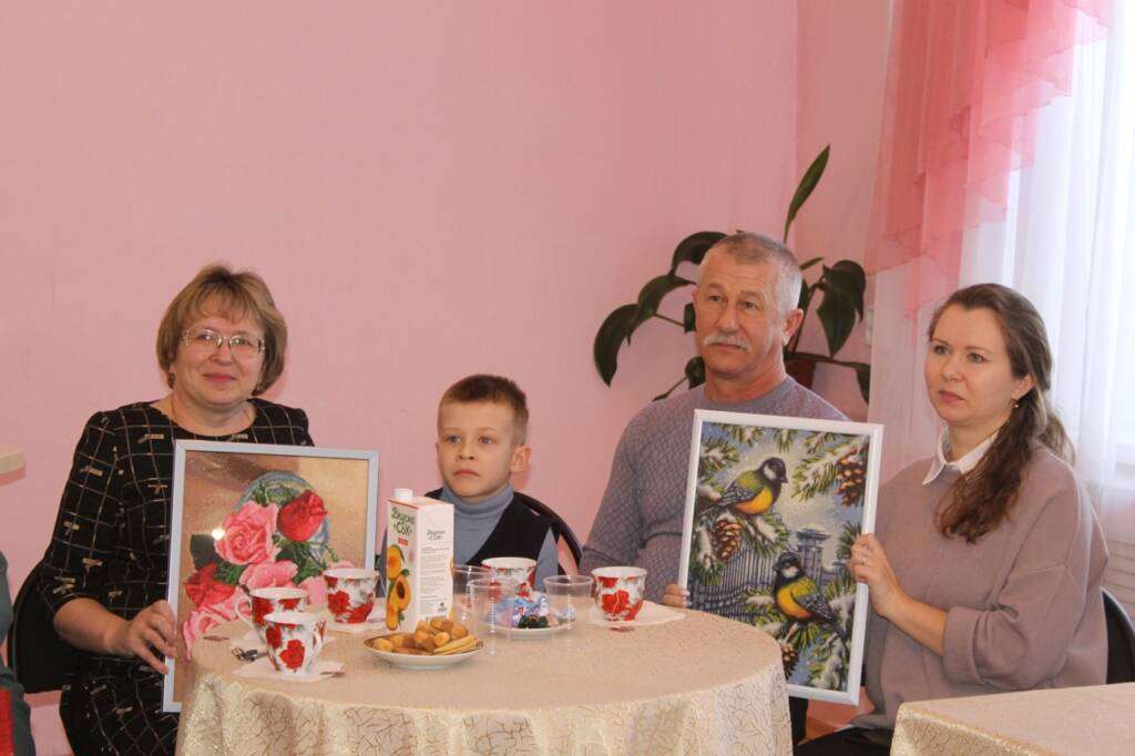 Настоятель Архангельского храма п. Ермишь иерей Николай Антонов поздравил участников вечера – встречи «Счастья вашему дому», посвященной открытию «Года семьи»