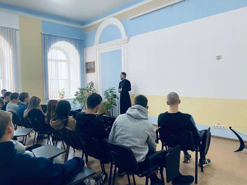 Руководитель молодёжного отдела Касимовской епархии иерей Николай Пронин встретился со студентами Касимовского нефтегазового колледжа