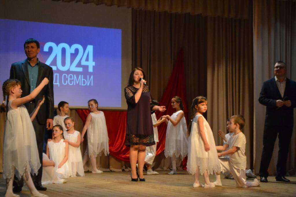 Благочинный Пителинского округа протоиерей Олег Трофимов принял участие в праздничном концерте, посвященном открытию Года семьи