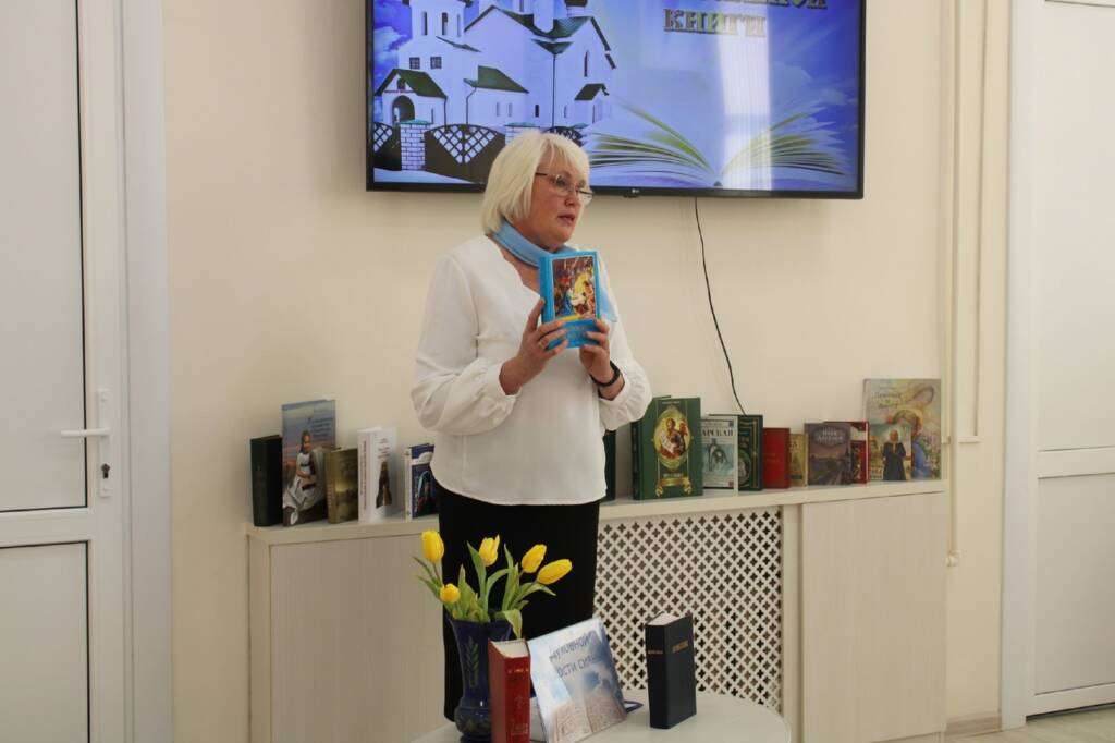 В рамках Дня православной книги благочинный Елатомского округа иерей Дмитрий Уляшин принял участие в мероприятии, состоявшимся в Елатомской поселковой  библиотеке