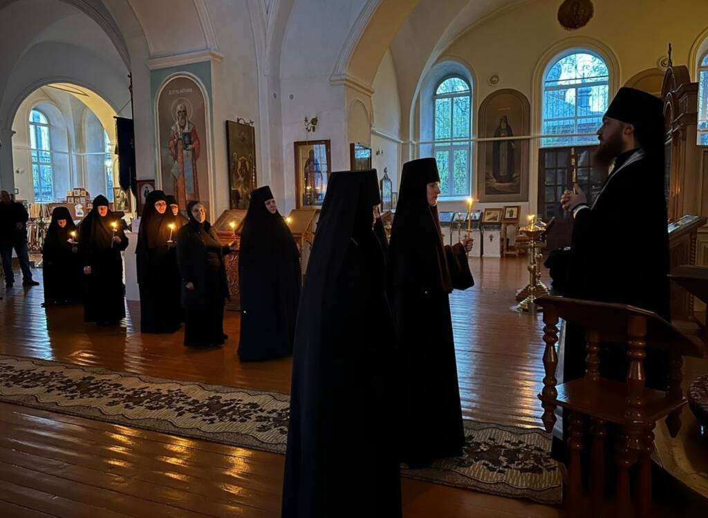 В Милостиво-Богородицком женском монастыре р. п. Кадом состоялись иноческий и монашеские постриги