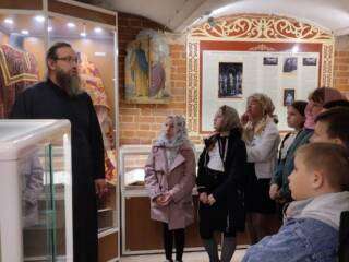 Для учащихся средней школы №4 г. Касимова была организована экскурсия по экспозиции музея новомучеников и исповедников Касимовской епархии