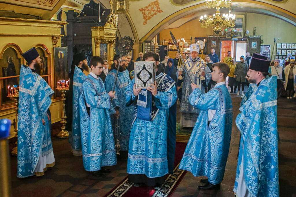 Божественная Литургия в празднование Похвалы Пресвятой Богородицы в Никольском храме города Касимова